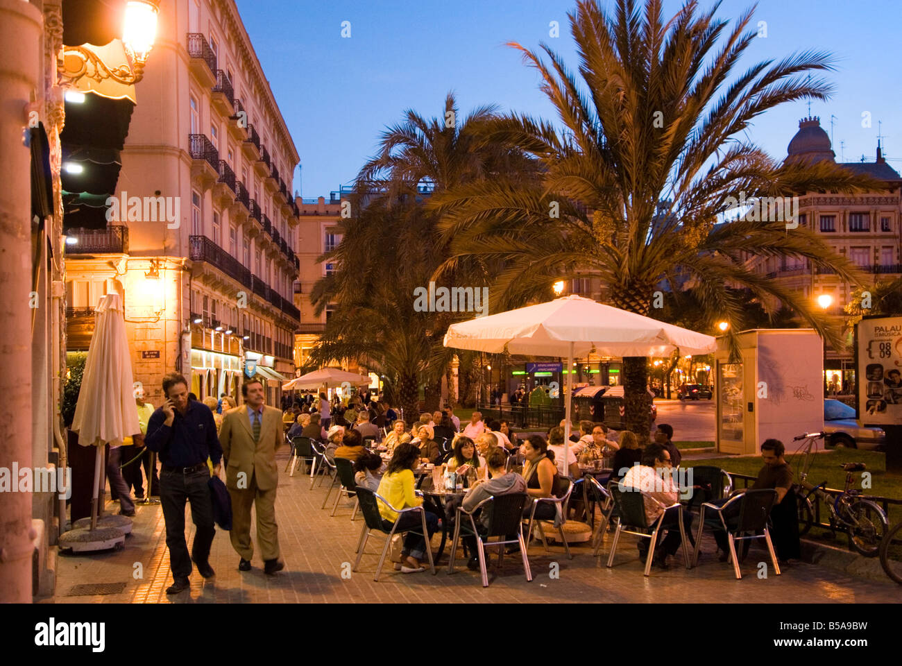 Les gens assis à l'extérieur d'un bar très fréquenté sur la place de la Reine dans le quartier historique de El Carmen centre ville de Valence Espagne Banque D'Images