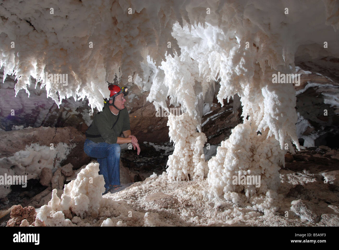 Le sel stalactites et stalagmites dans la grotte de sel de l'île de Qeshm Namakdan dome du sud de l'Iran Moyen-orient Banque D'Images