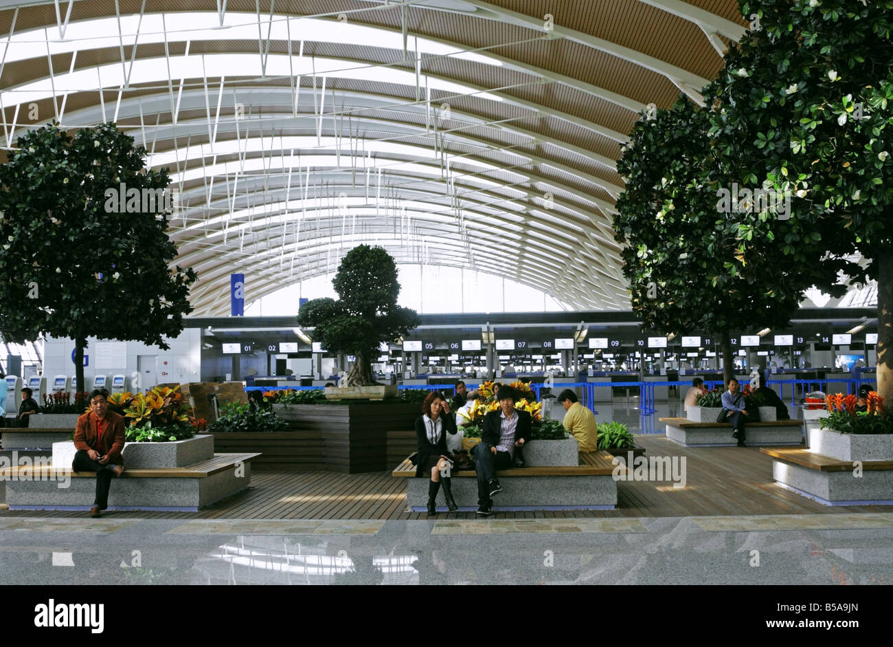 Salon des passagers au Terminal 2 de l'Aéroport International de Shanghai Pudong Banque D'Images