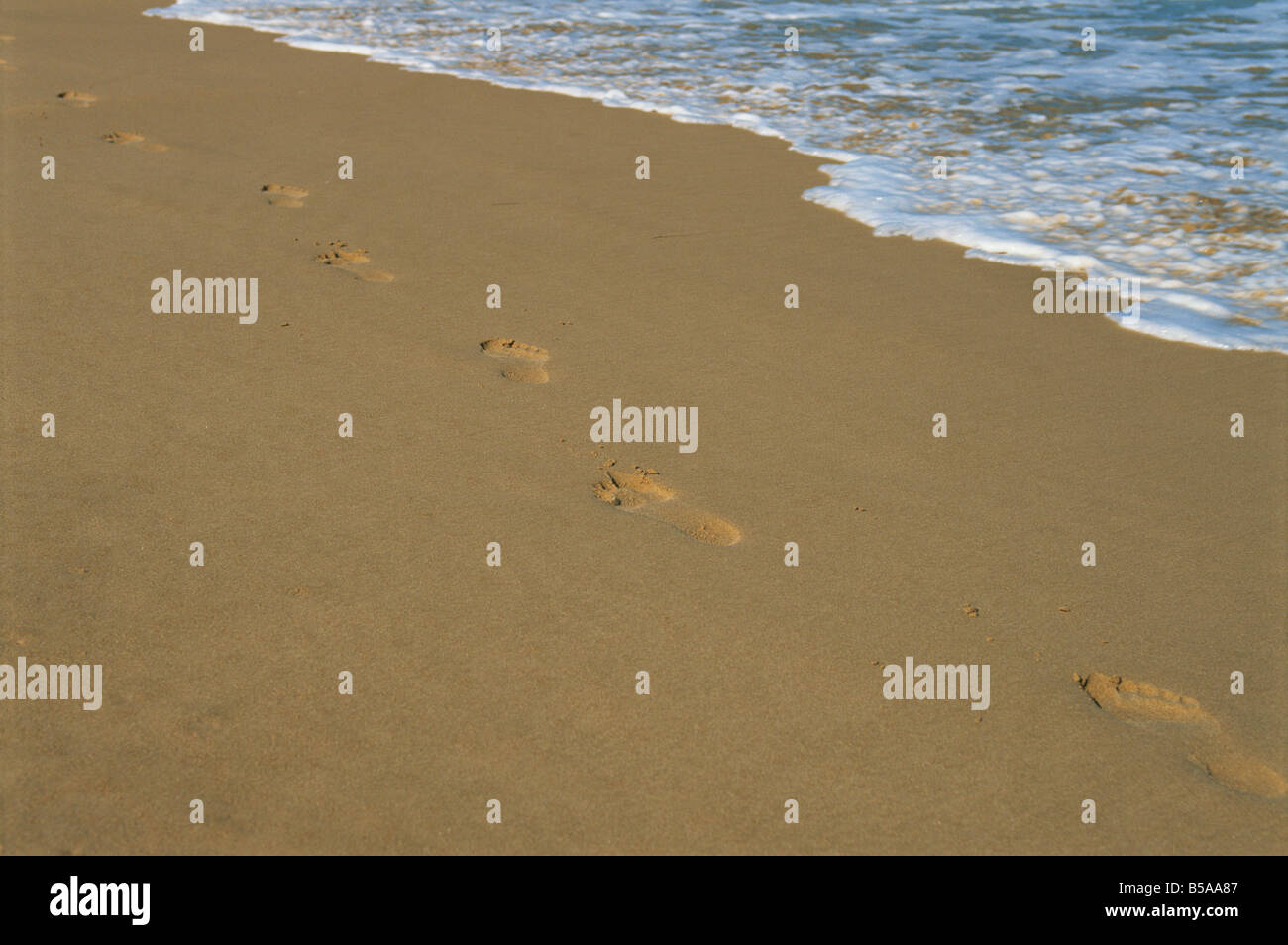 Des traces de pas dans le sable d'une plage F Hall Banque D'Images