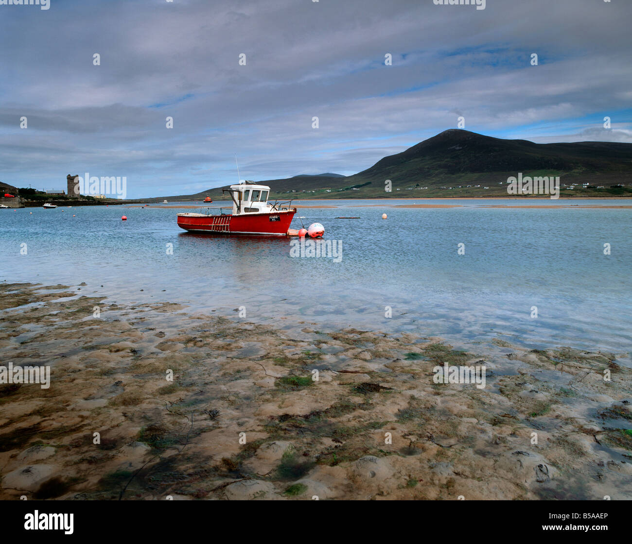 Bateau rouge à Achill Sound, à marée basse, l'île d'Achill, Comté de Mayo, Connacht, République d'Irlande, Europe Banque D'Images
