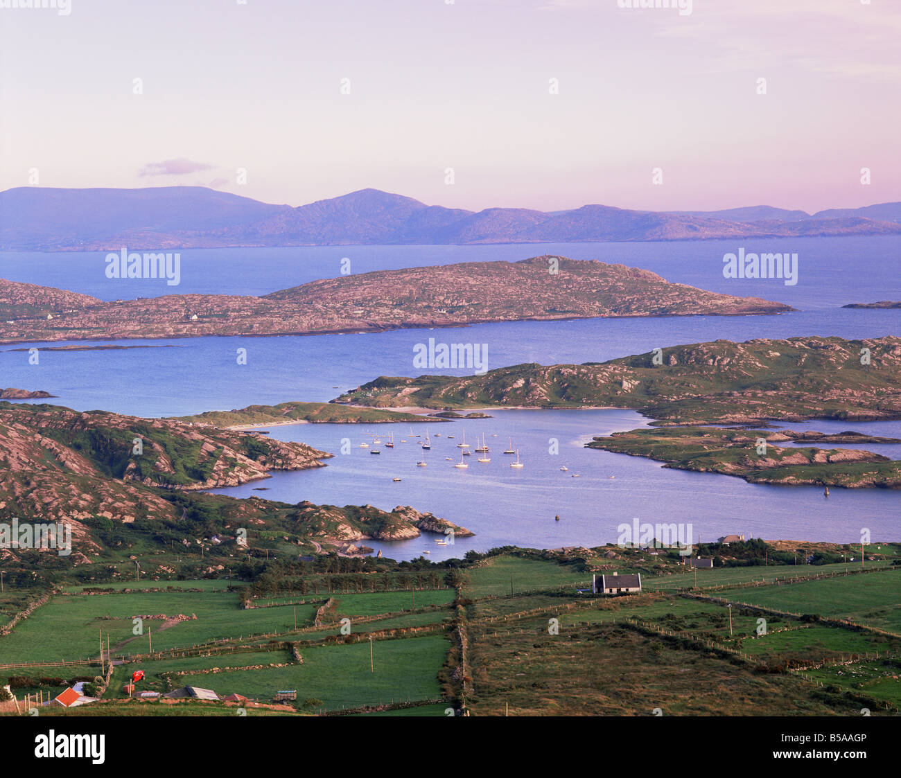 Au coucher du soleil de la baie de Derrynane, Ring of Kerry, comté de Kerry, Munster, République d'Irlande (Eire), Europe Banque D'Images