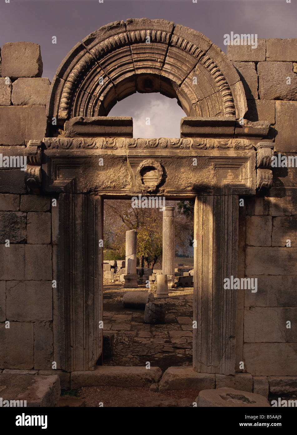 La porte principale, Bar'am Synagogue (Deuxième Temple), Galilée, Israël, Moyen Orient Banque D'Images