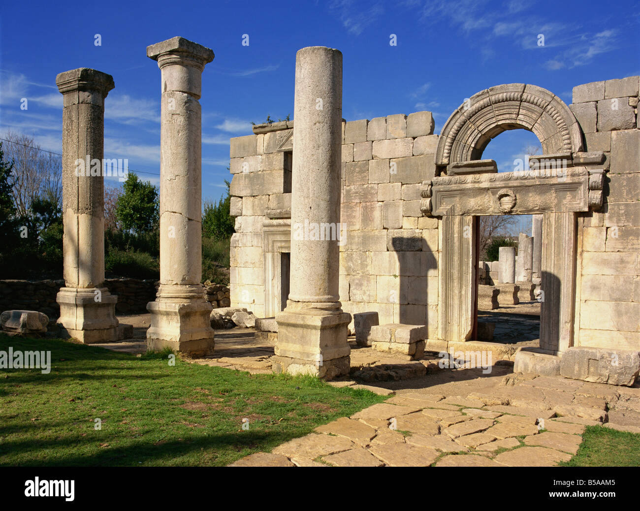 Les colonnes, les murs et portes avec arch dans le 2ème Temple Synagogue à Kfar Baram en Haute Galilée, Israël, Moyen Orient Banque D'Images