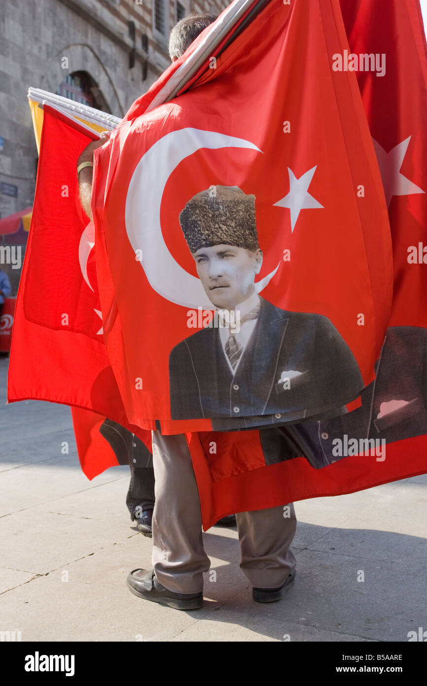 Drapeau d'Ataturk Vendeur Eminonu Istanbul Turquie Banque D'Images