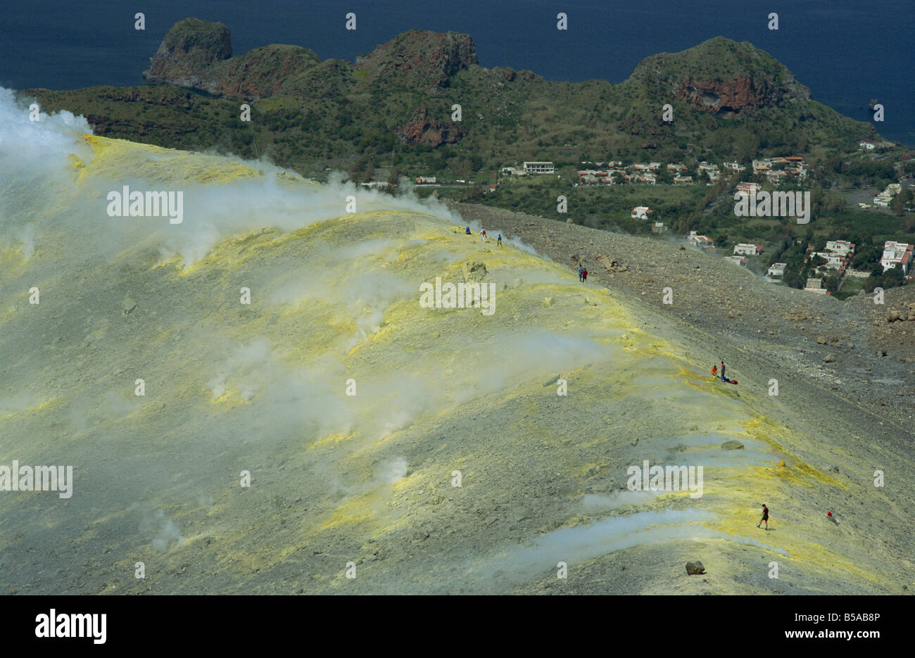 L'émission de vapeur volcanique de fumerolles sulfureuses au bord de la Gran Cratere, île de Vulcano, Îles Éoliennes, Italie Banque D'Images