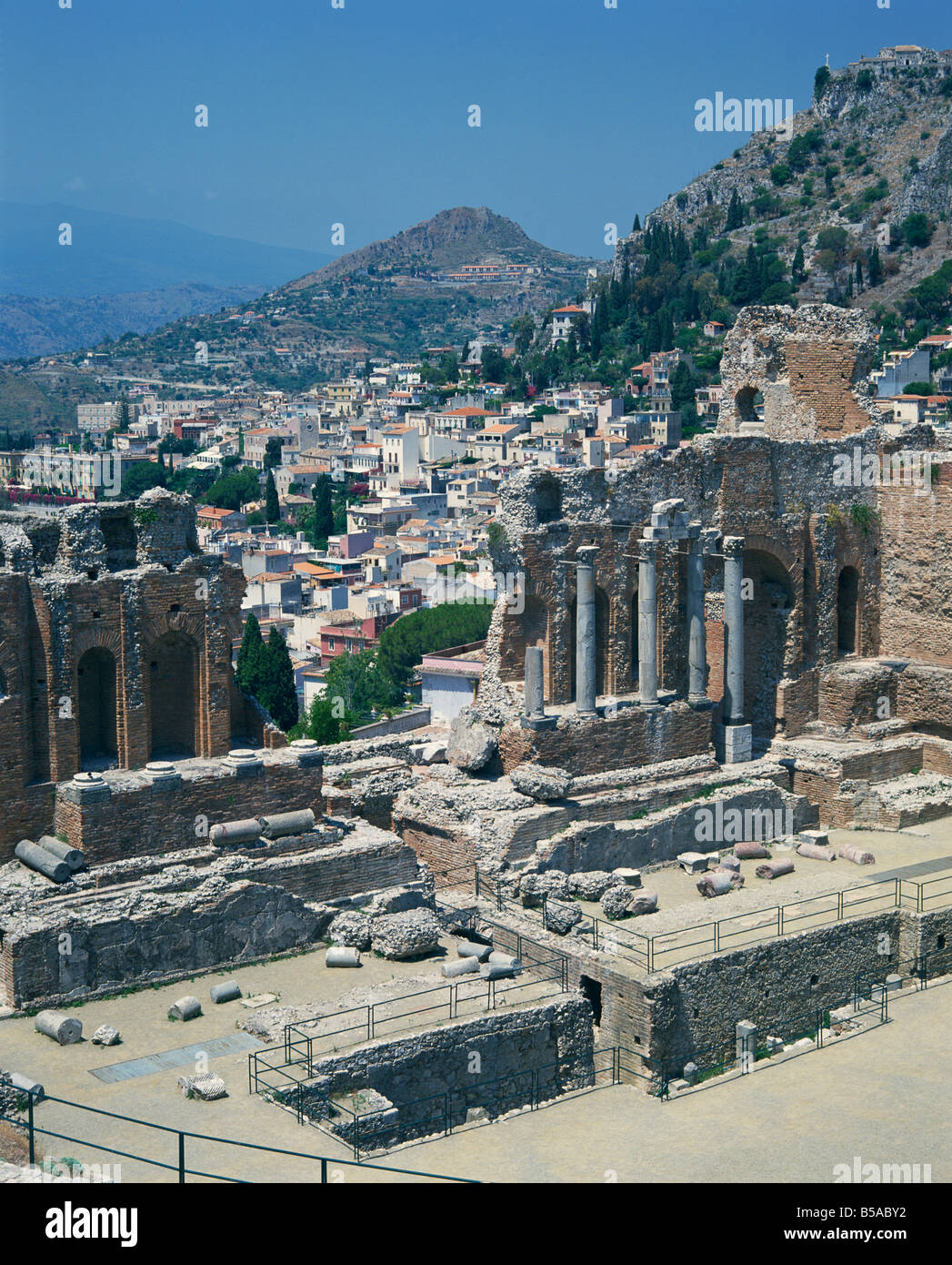 Les ruines du théâtre romain, grec et la ville en arrière plan à Taormina en Sicile Italie G Hellier Banque D'Images