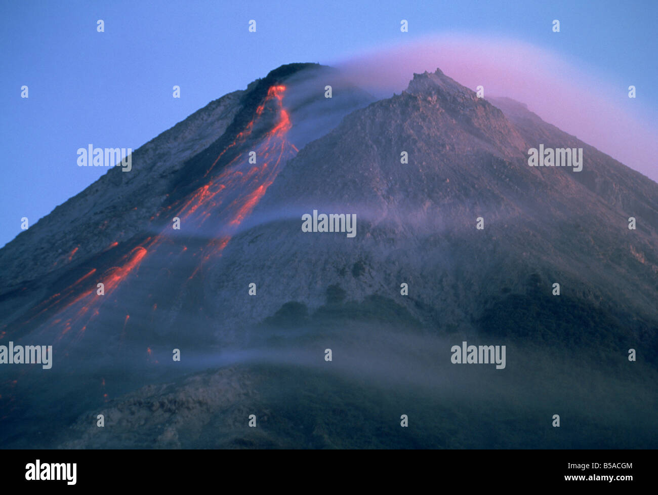 Éruption du Gunung Merapi, un volcan actif près de Yogyakarta, Java, Indonésie, Asie du sud-est Banque D'Images