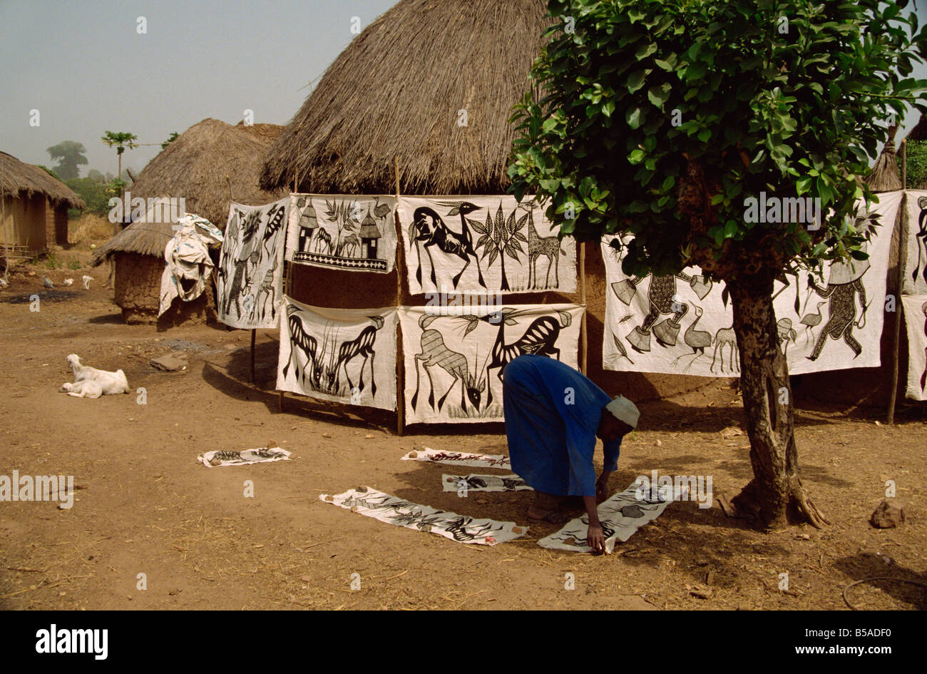 Batiks hanging on line dans village près de Korhogo Côte d'Ivoire Afrique Afrique de l'Ouest Banque D'Images
