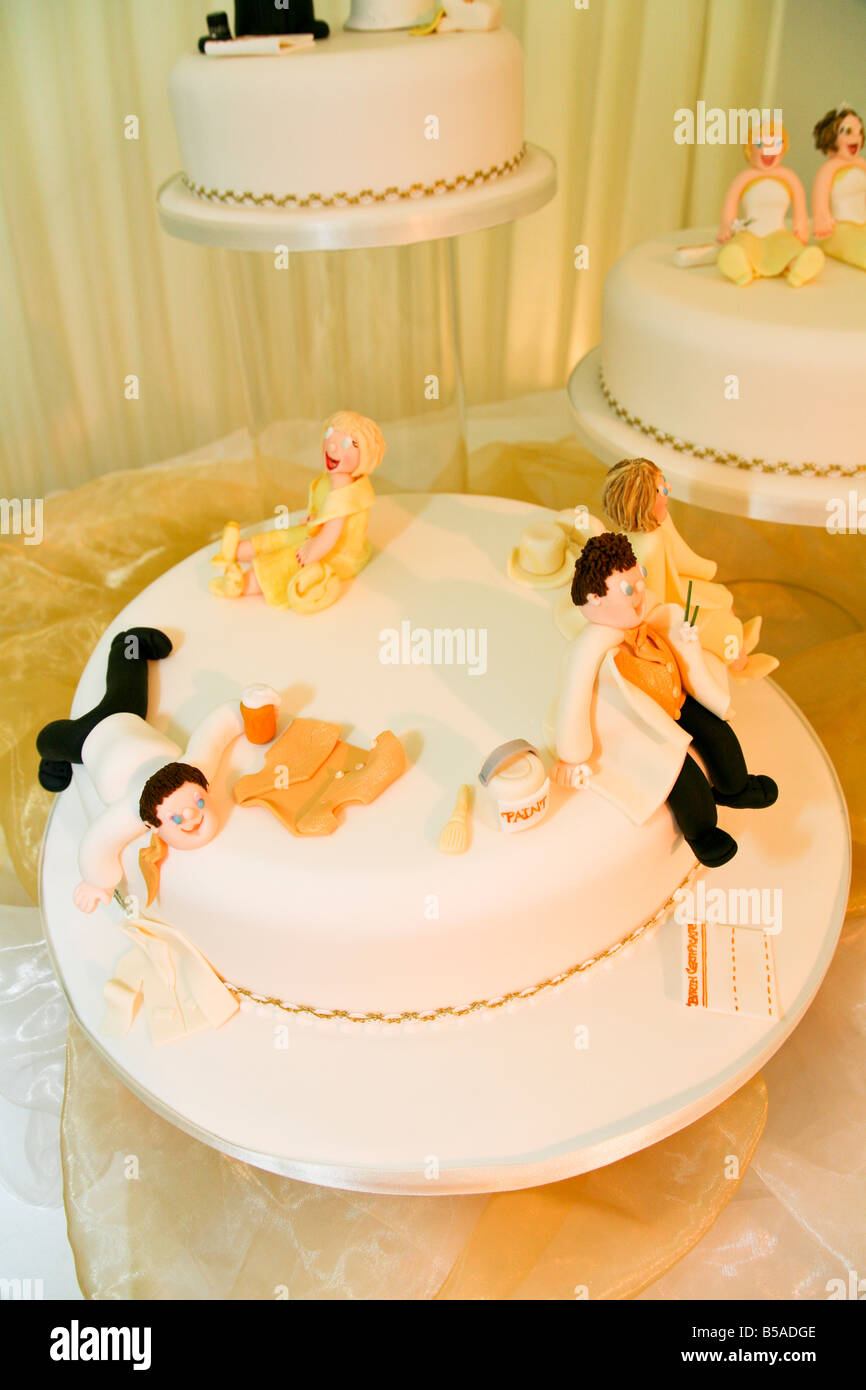 Fond Gâteau De Mariage Au Mariage Des Jeunes Mariés Photo Et Image en