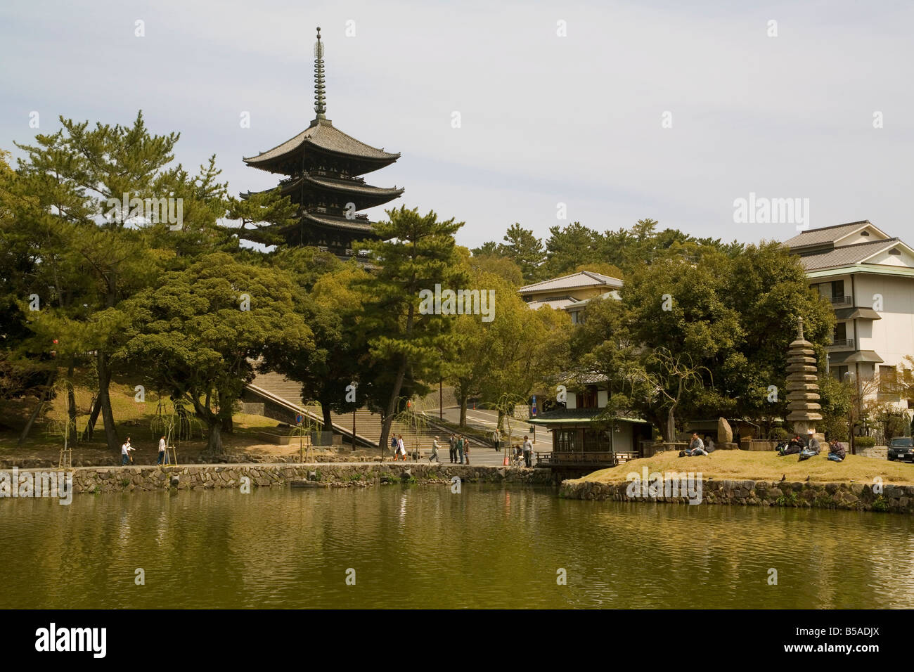 La pagode de cinq étages et l'étang Sarusawa Asie Japon Nara Banque D'Images