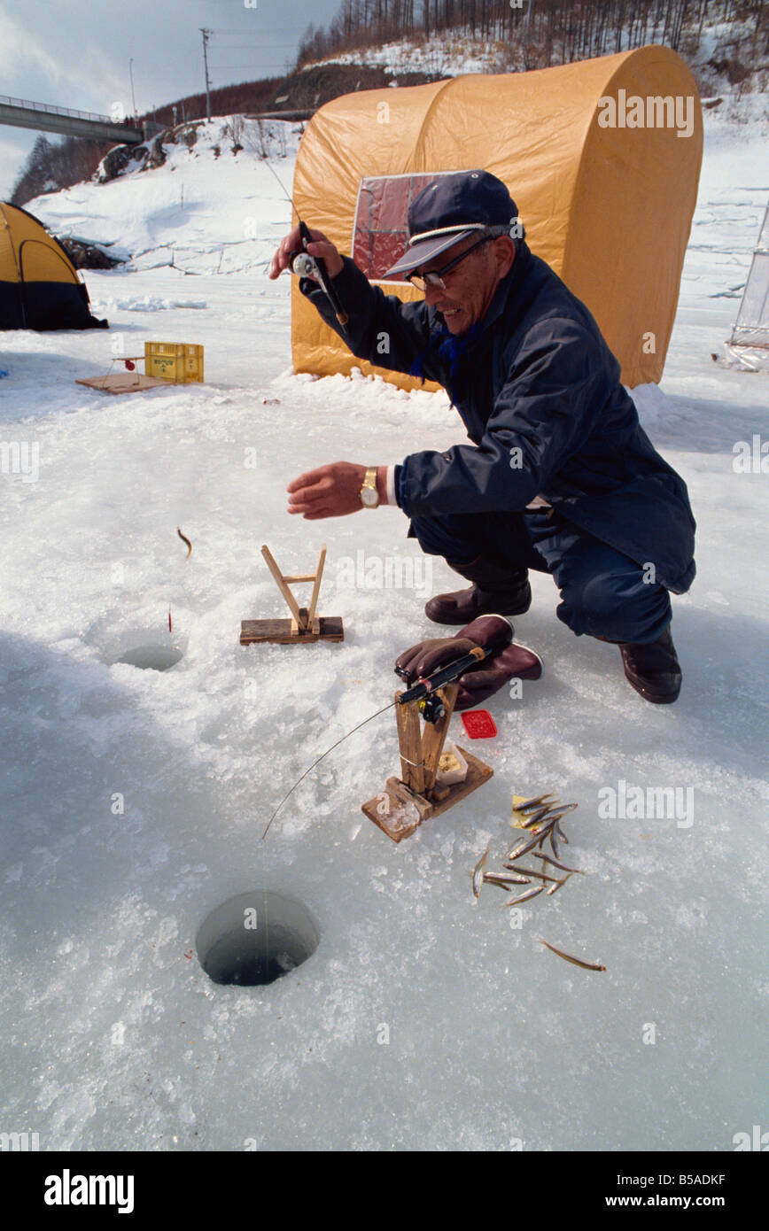 La pêche sur glace Minami Furano Lake Hokkaido Japon Asie Banque D'Images