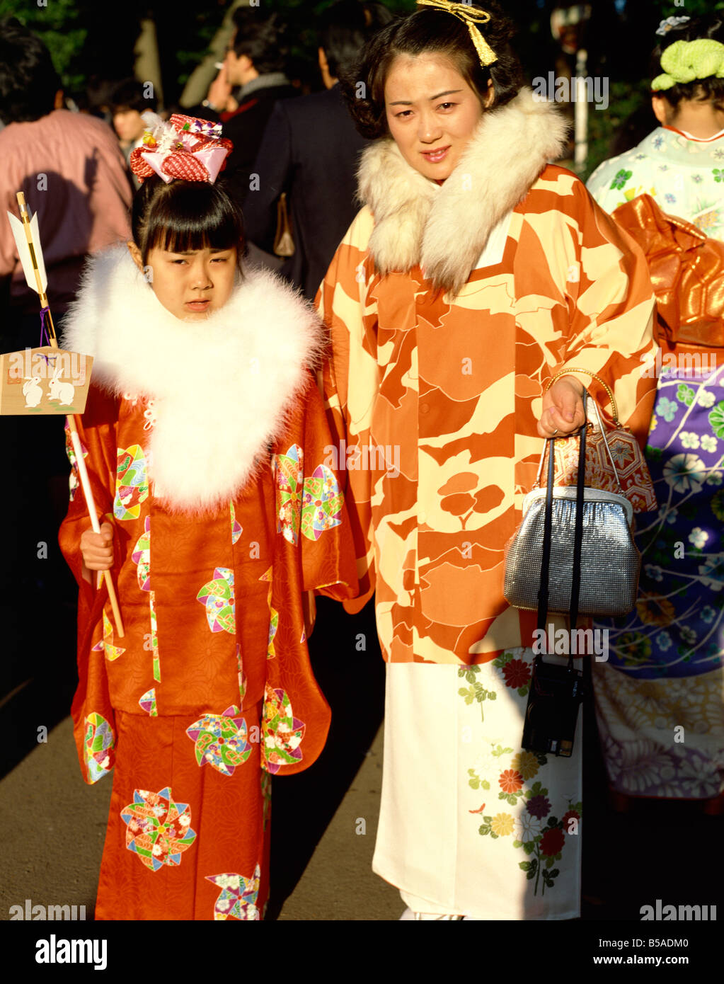 Fille et femme en costume traditionnel, le Japon Banque D'Images