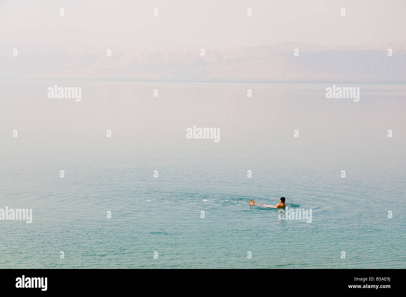 Homme natation dans la mer Morte, Jordanie, Moyen-Orient Banque D'Images