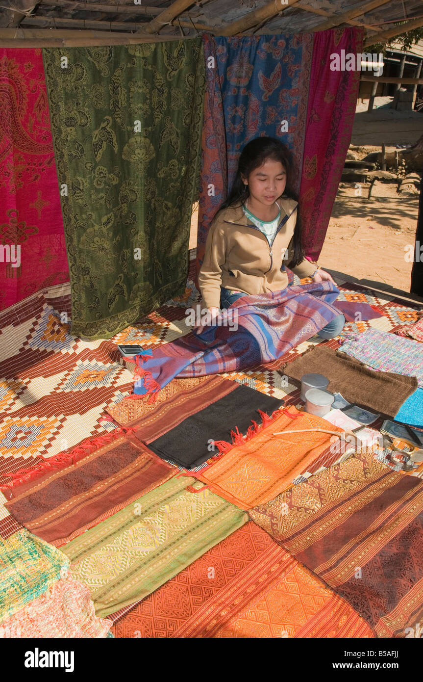 Des tissus de soie, avait Tur, un village près de Lua Lao, Pakbang au nord, le Laos, l'Indochine, en Asie du sud-est Banque D'Images
