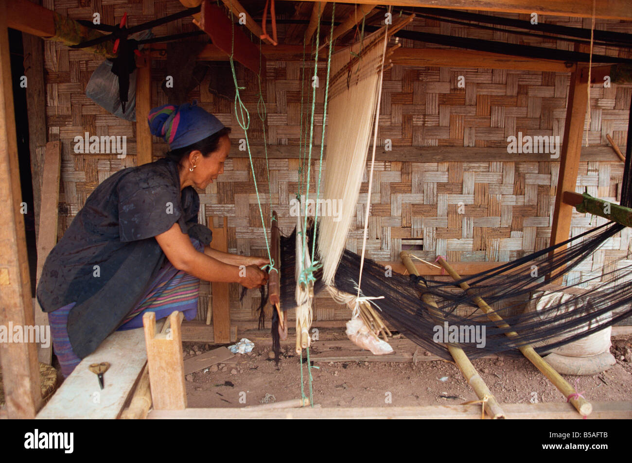 Femme sur un métier à tisser dans l'Asie Laos Hmong Taylor Banque D'Images