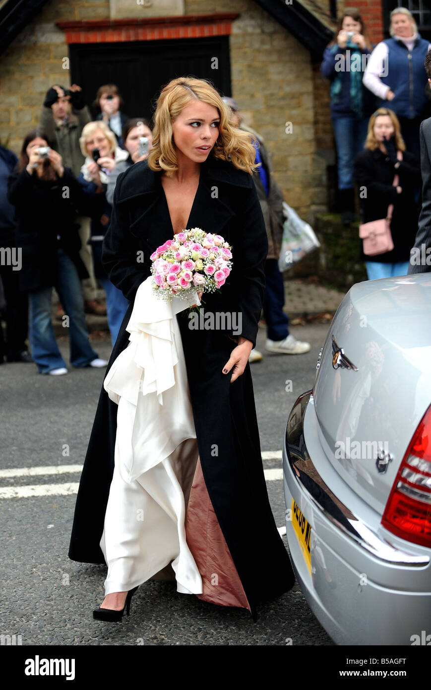 Mariage de Billie Piper et l'acteur Laurence Fox Billie Piper arrivant à l'église St Mary s dans le village Easebourne dans West Sussex aujourd'hui elle a épousé l'acteur Laurence Fox Photo par John Ferguson Banque D'Images