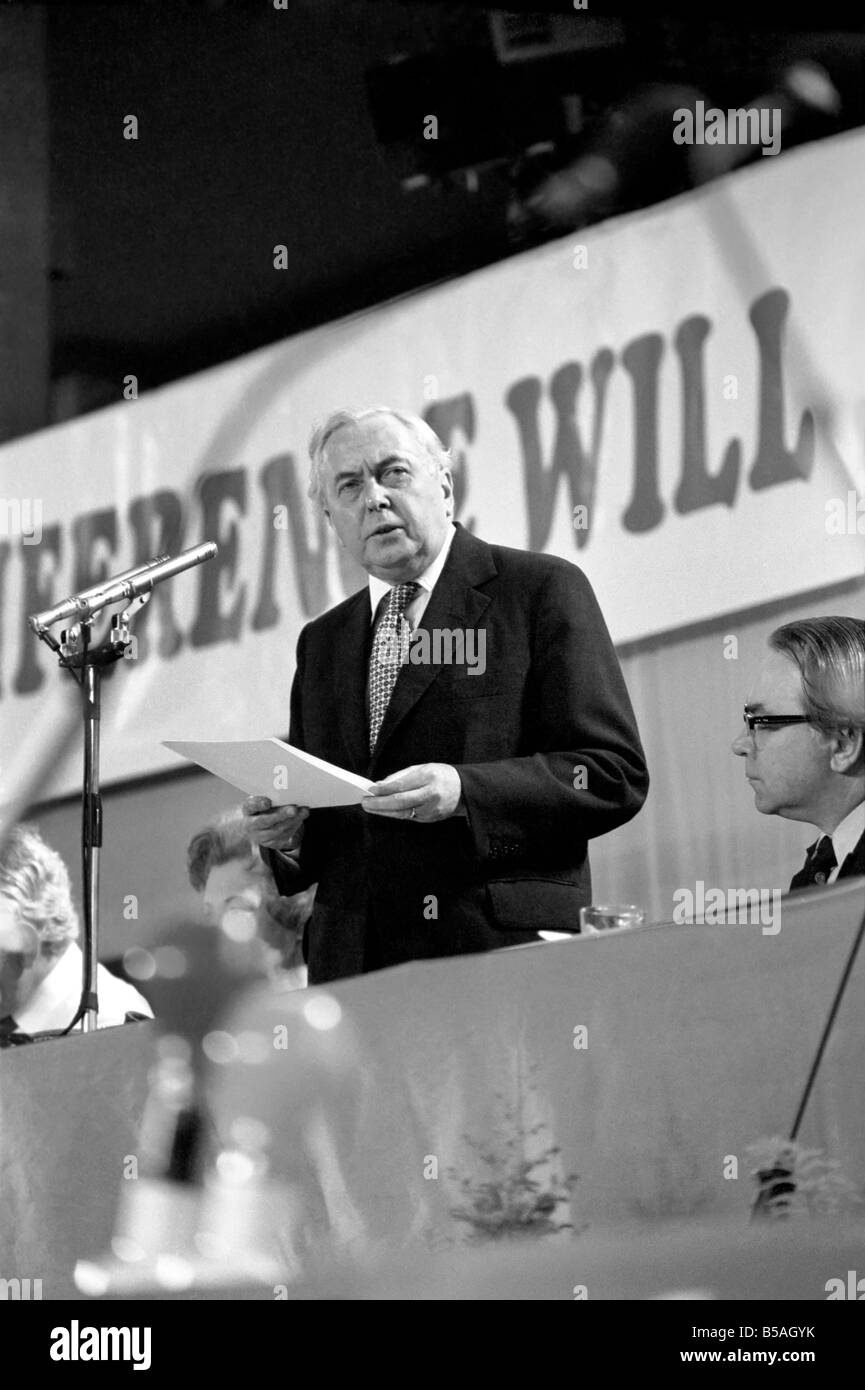 Le premier ministre Harold Wilson lors d'un débat sur le marché commun. Rester à l'intérieur du Marché commun sera meilleure pour la Grande-Bretagne, l'Europe et le monde. C'était le conseil donné à la conférence d'une journée par le Premier Ministre  ; avril 1975  ; 75-02182-007 Banque D'Images