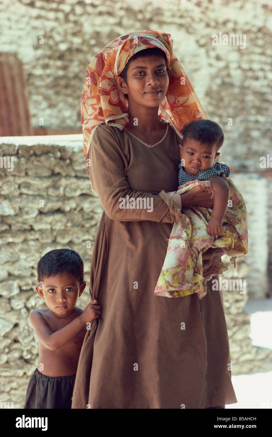 Mère et enfants, Maldives, océan Indien Banque D'Images