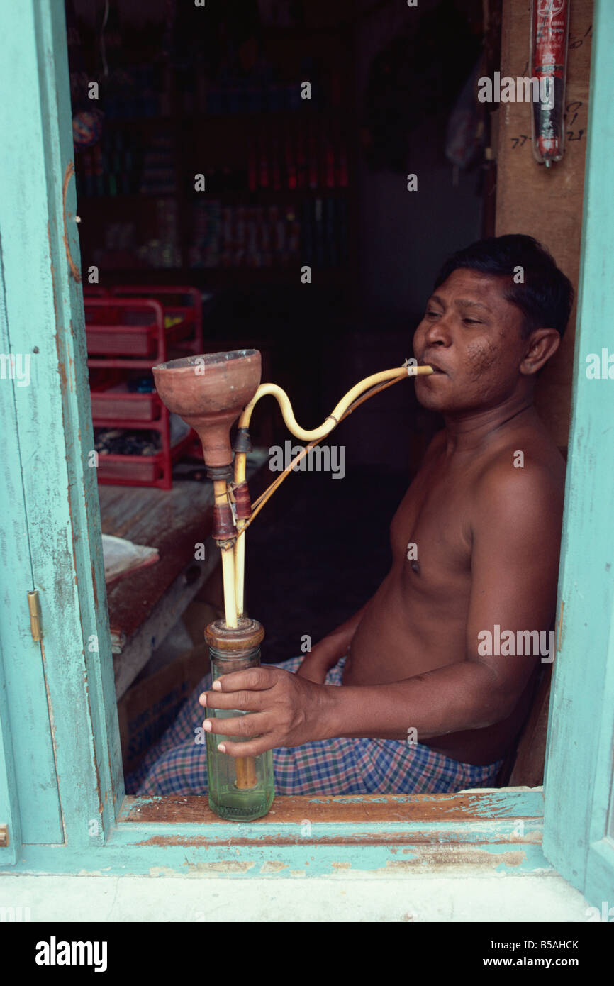 Commerçant avec le narguilé, homme, Maldives, océan Indien Banque D'Images