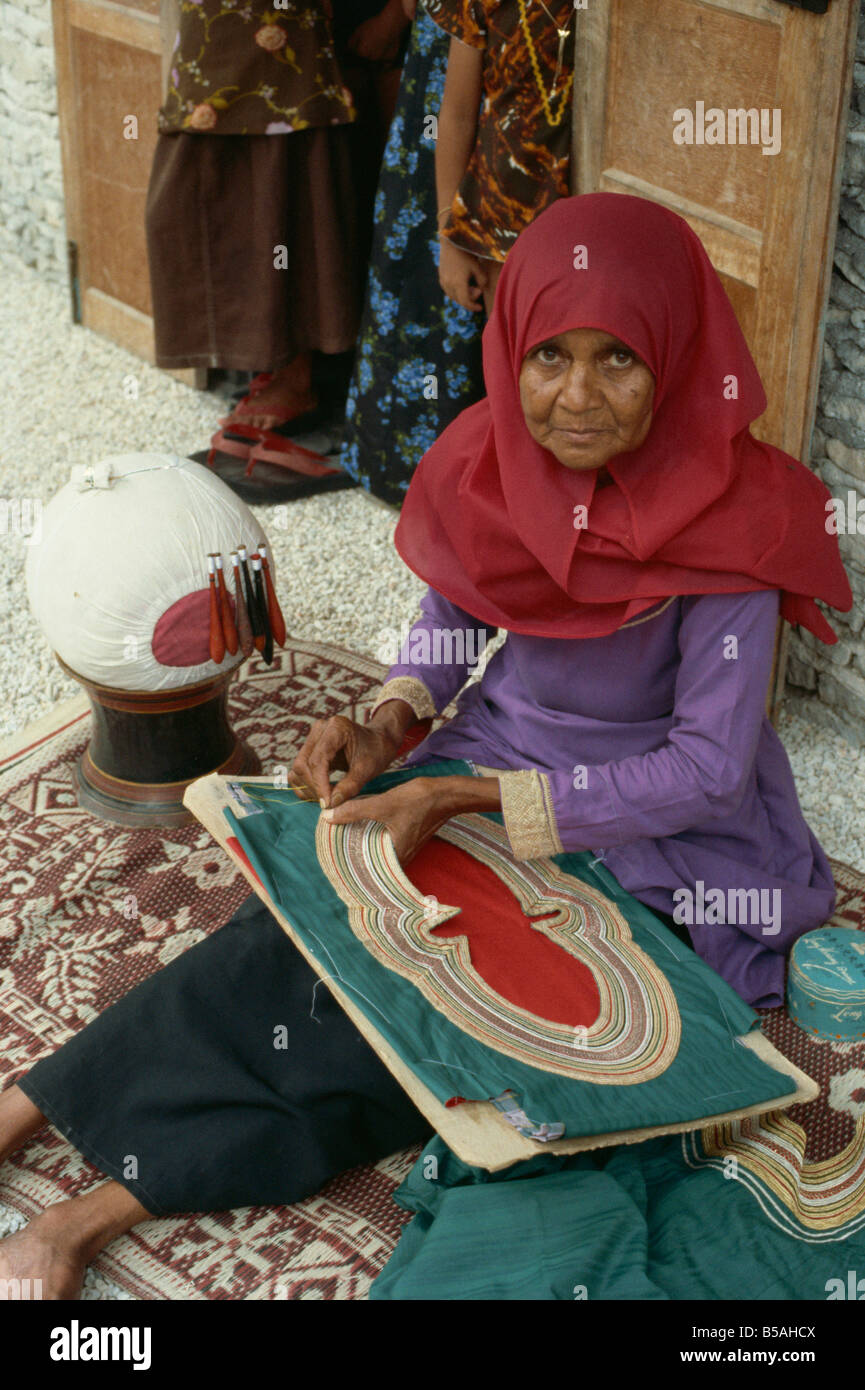 Couture femme sur un collier, Maldives Banque D'Images