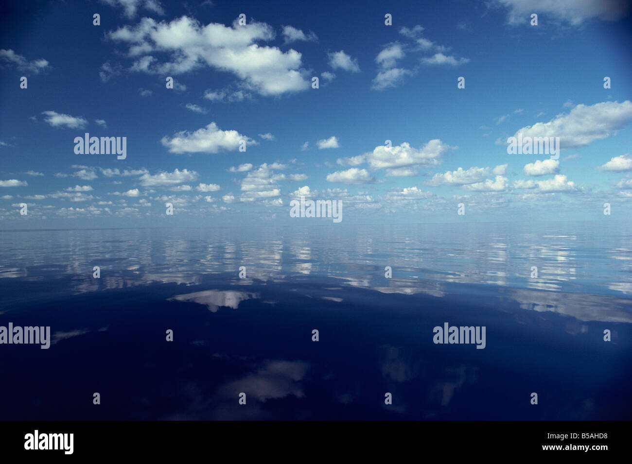 Réflexions de nuages blancs et ciel bleu dans l'eau de l'océan Indien aux Maldives, l'Océan Indien Banque D'Images