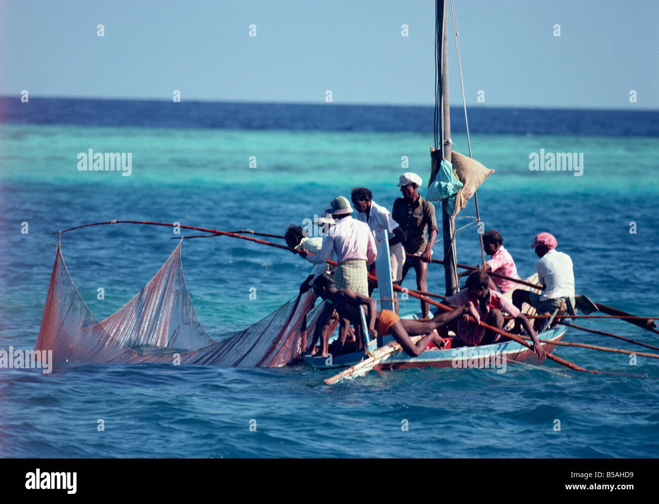 Bateau pêche congestionné relevant ses filets, Maldives, océan Indien Banque D'Images
