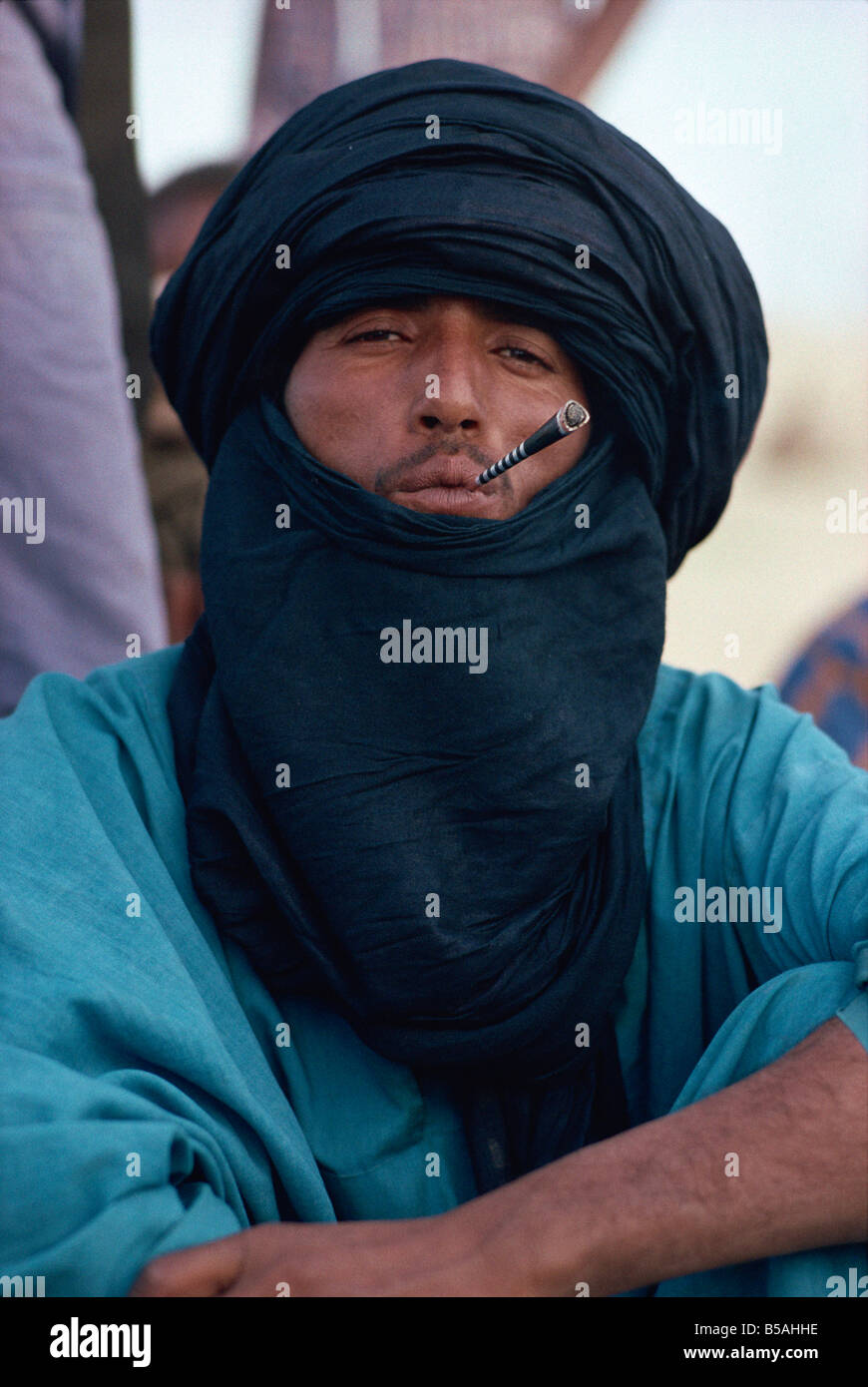 Jeune homme touareg fumeurs petite pipe et le port de Tombouctou Mali foulard l'Afrique de l'Ouest Afrique Banque D'Images