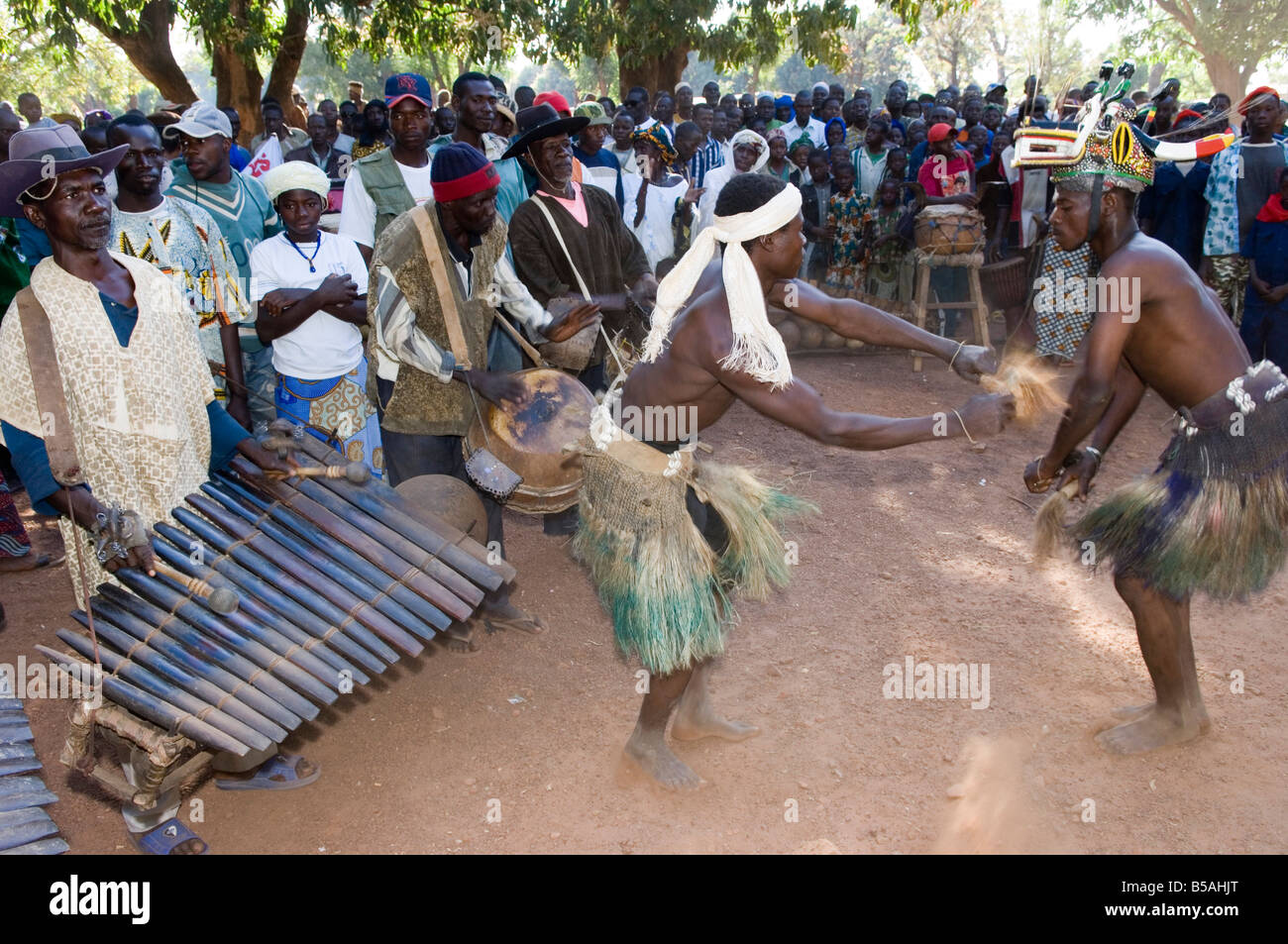Danseur masqué sénoufo et musiciens lors des festivités, de Loulouni Village, Sikasso, Mali, Afrique Banque D'Images