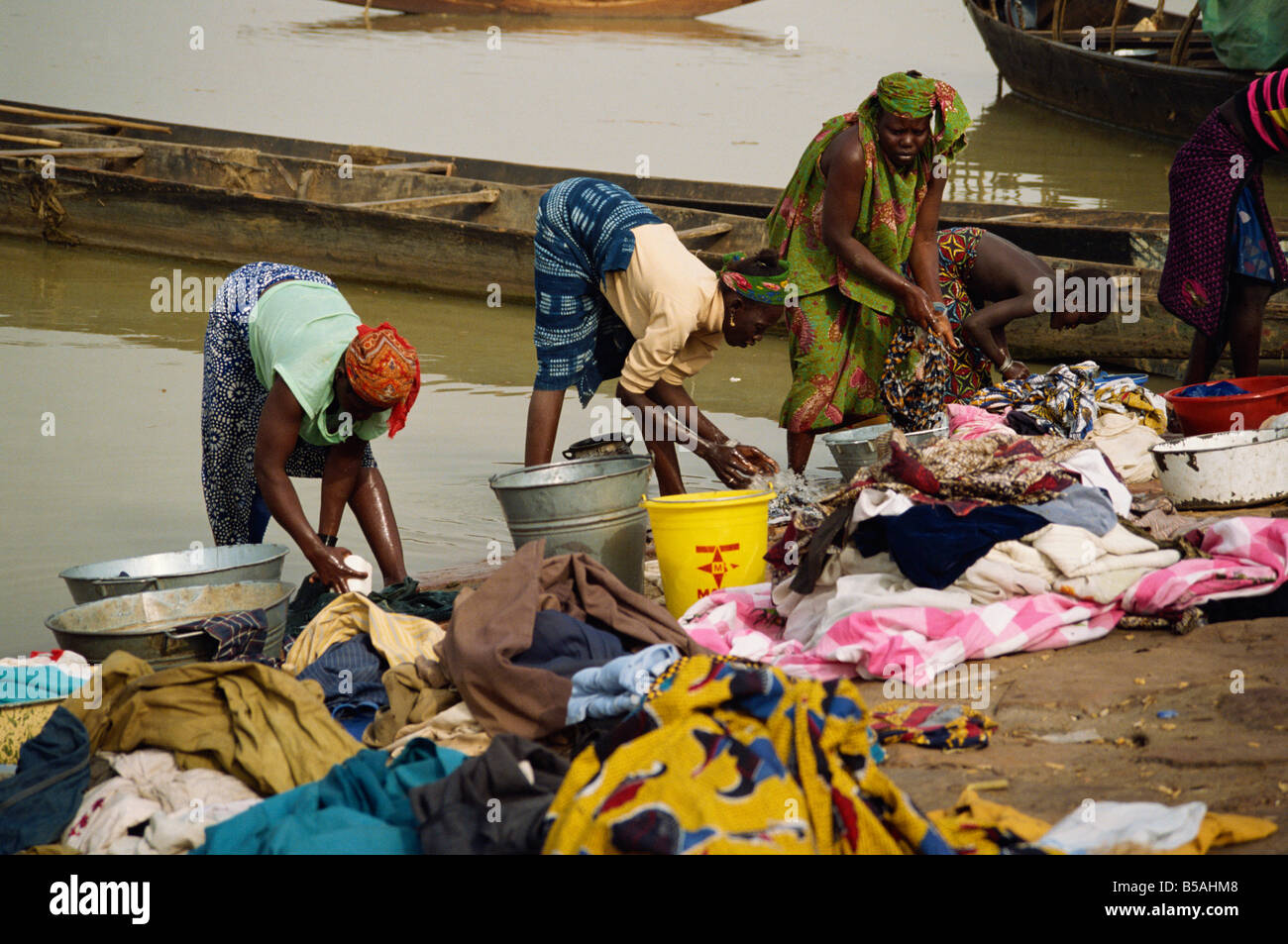 Les femmes lavent les vêtements sur les rives du fleuve Niger Mali Afrique D C Poole Banque D'Images