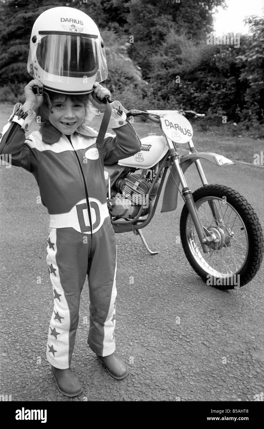 Boy Stunt Rider : 6 ans Darius Goodwin est photographié ici avant qu'il saute à travers les flammes pour la première fois sur son 89cc Banque D'Images