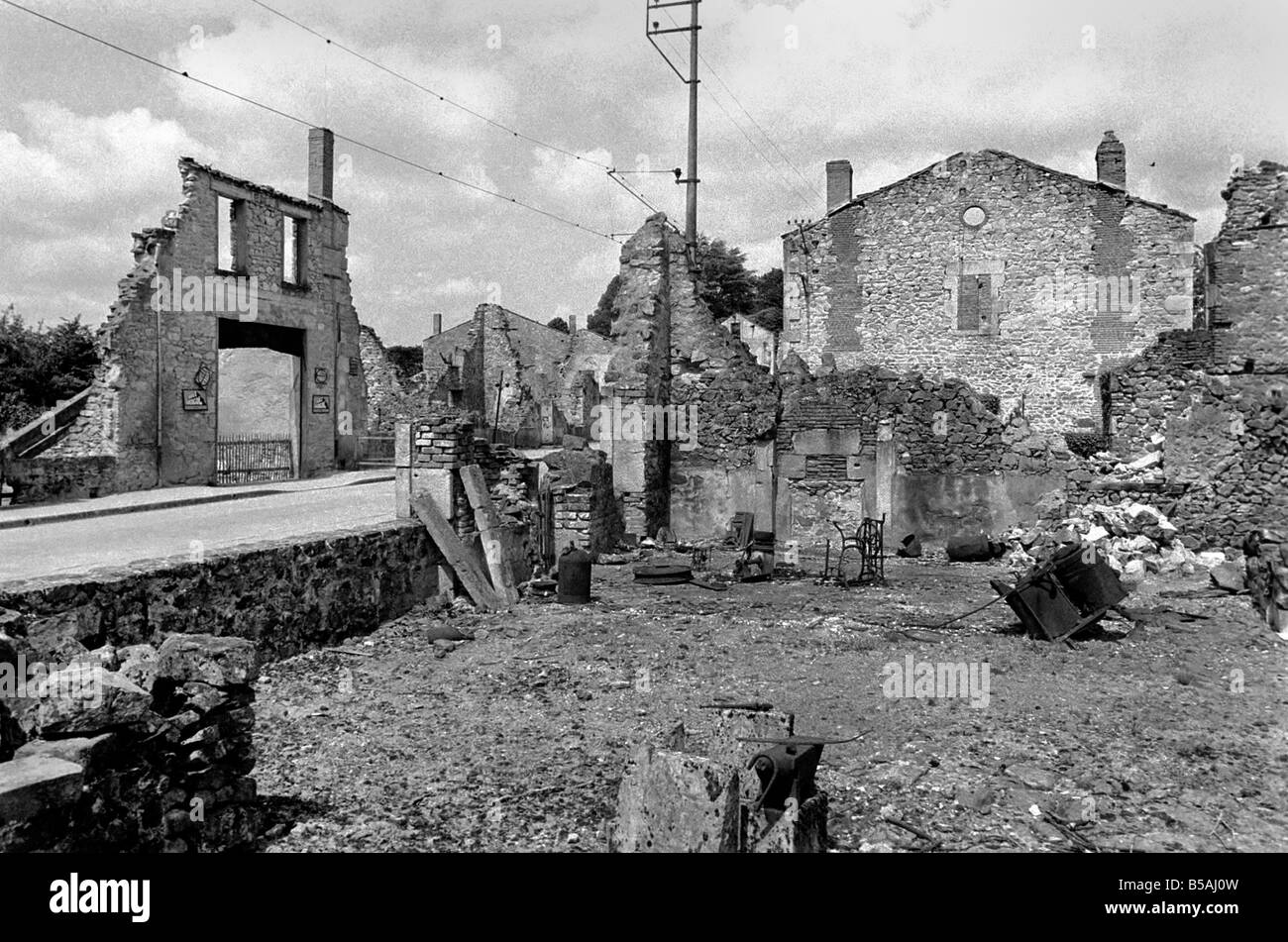 Vues générales du village de Oradour-Sur-Glane dans le sud-ouest de la France où les nazis sont venus au cours de la Seconde Guerre mondiale et pratiquement anéanti toute une communauté. Le village reste inchangé à ce jour, avec des bâtiments endommagés, l'épave d'une voiture à partir de laquelle le maire a été traîné comme un rappel et mémorial du passé. Juin 1980 80-03006-003 Banque D'Images