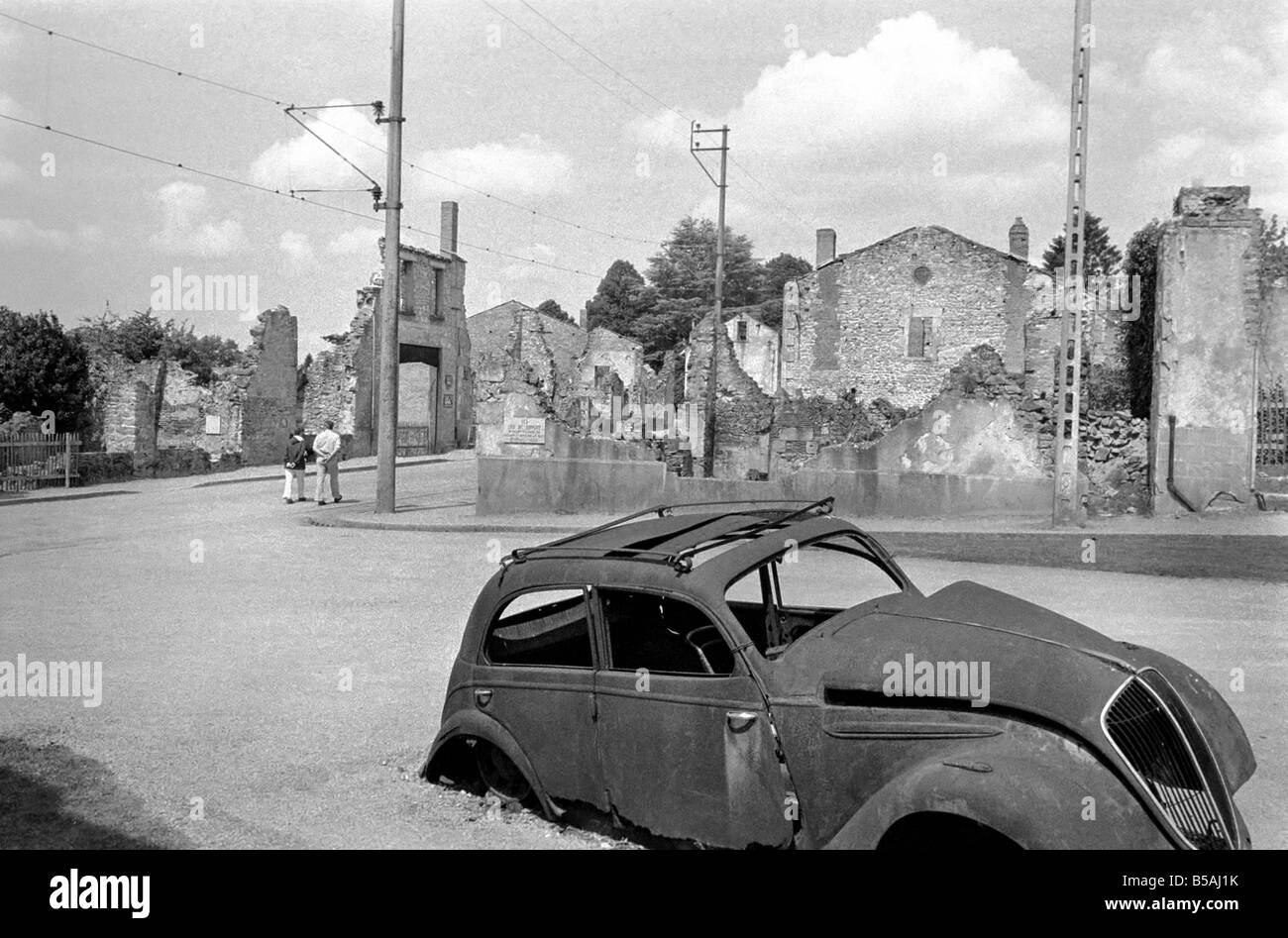 Vues générales du village de Oradour-Sur-Glane dans le sud-ouest de la France où les nazis sont venus au cours de la Seconde Guerre mondiale et pratiquement anéanti toute une communauté. Le village reste inchangé à ce jour, avec des bâtiments endommagés, l'épave d'une voiture à partir de laquelle le maire a été traîné comme un rappel et mémorial du passé. Juin 1980 80-03006-006 Banque D'Images