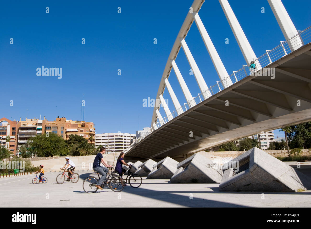 Puente de la Exposicion conçu par l'architecte Santiago Calatrava dans l'ancien lit du Jardin del Turia à Valence Espagne Banque D'Images