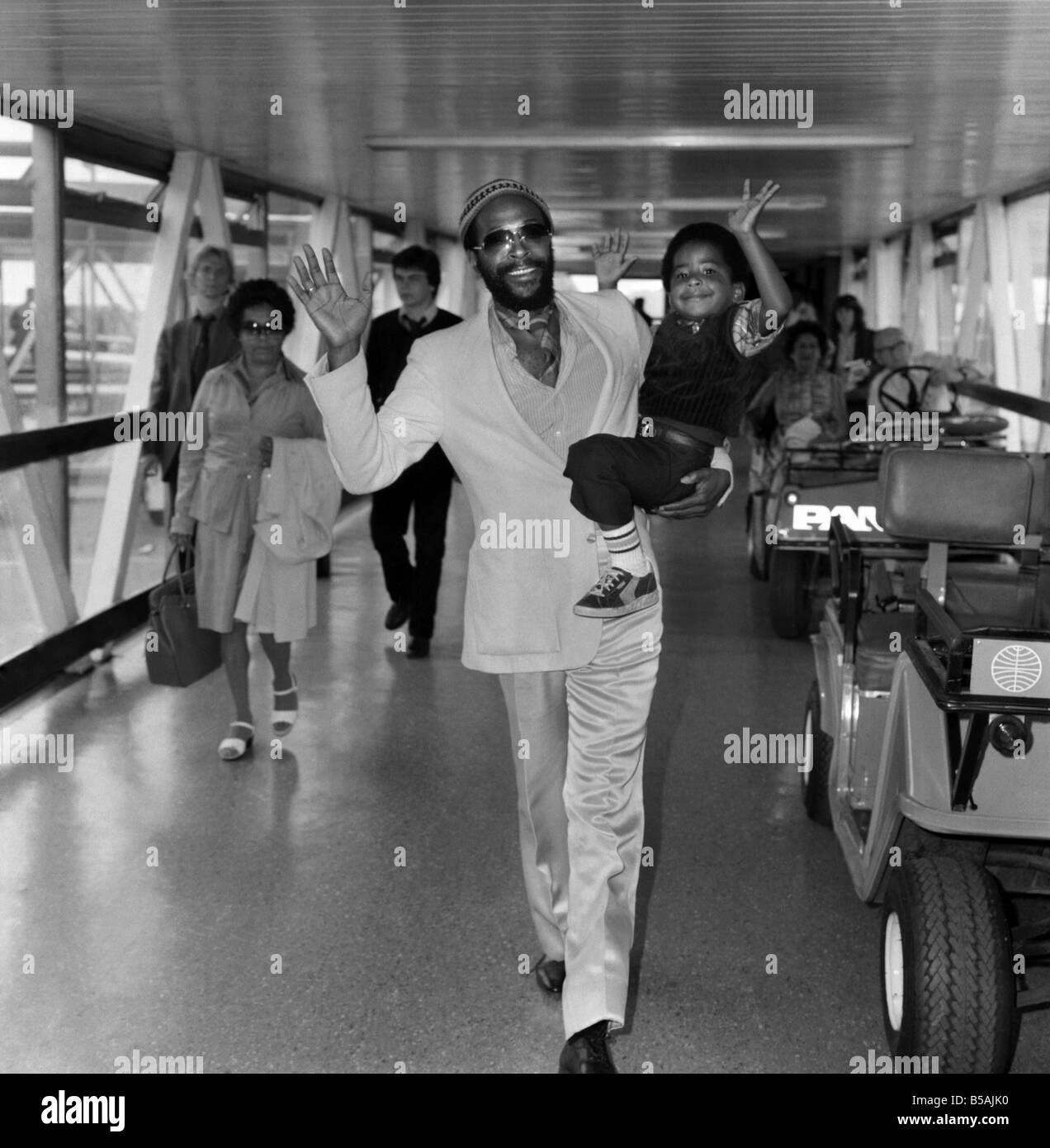 Marvin Gaye et son fils Frankie, 4, arrivant à l'aéroport d'Heathrow à partir de San Francisco. Marvin Gaye est ici pour donner 13 concerts à Banque D'Images