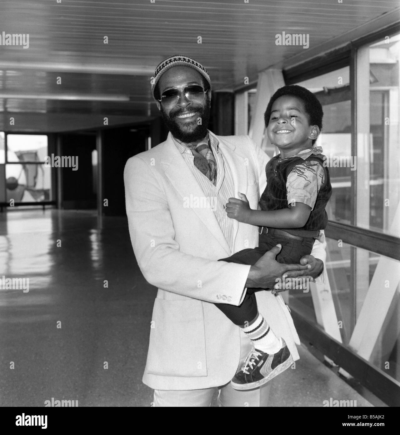 Marvin Gaye et son fils Frankie, 4, arrivant à l'aéroport d'Heathrow à partir de San Francisco. Marvin Gaye est ici pour donner 13 concerts à Banque D'Images