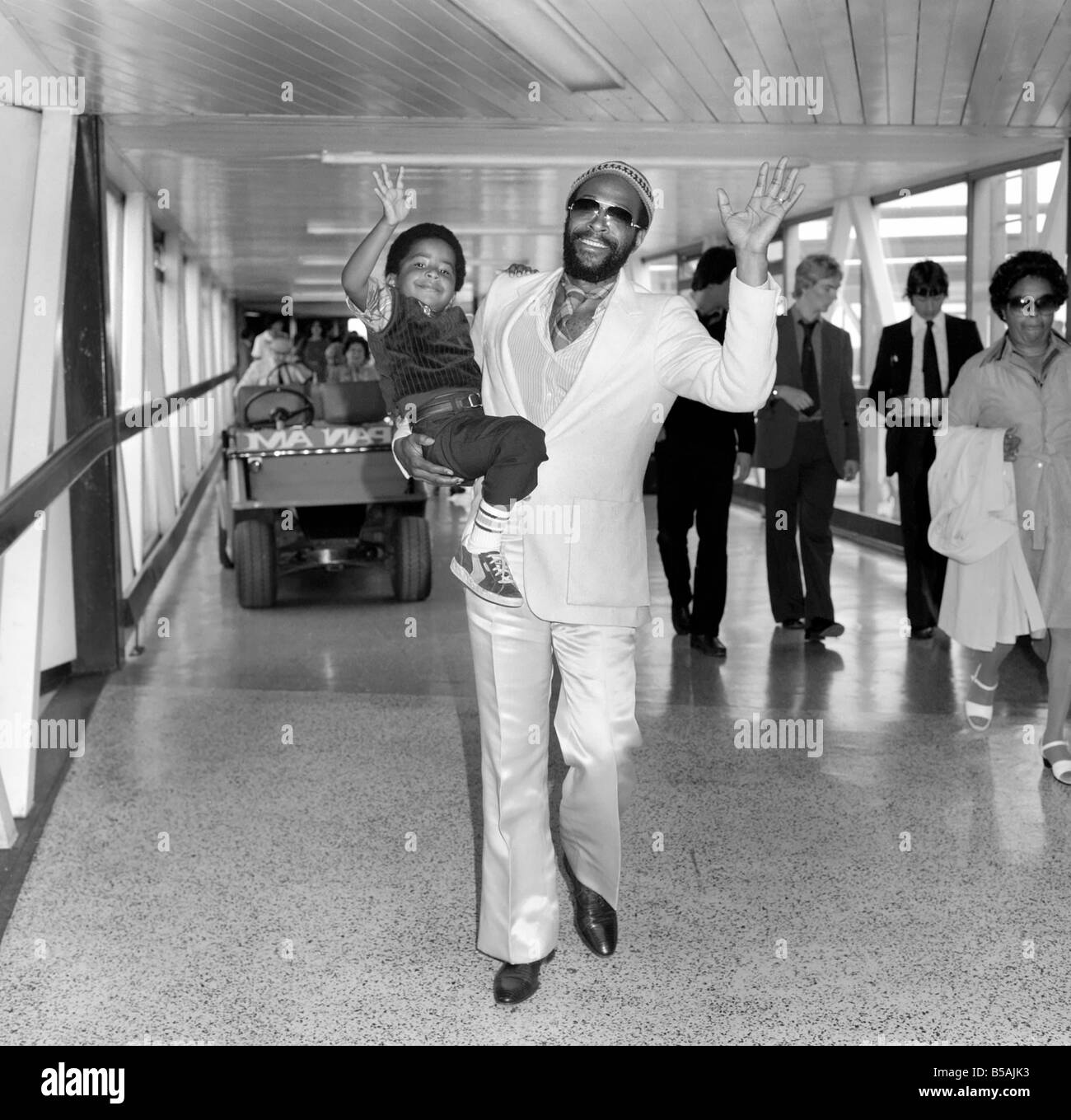 Marvin Gaye et son fils Frankie, 4, arrivant à l'aéroport d'Heathrow à partir de San Francisco. Marvin Gaye est ici pour donner 13 concerts à Banque D'Images