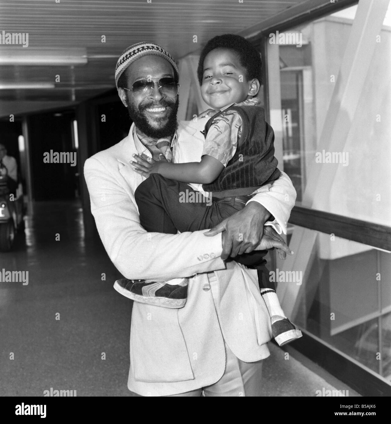 Marvin Gaye et son fils Frankie, 4, arrivant à l'aéroport d'Heathrow à partir de San Francisco. Marvin Gaye est ici pour donner 13 concerts à Banque D'Images