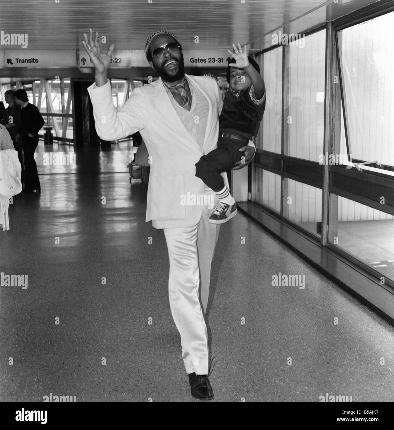 Marvin Gaye et son fils Frankie, 4, arrivant à l'aéroport d'Heathrow à partir de San Francisco. Marvin Gaye est ici pour donner 13 concerts à Banque D'Images