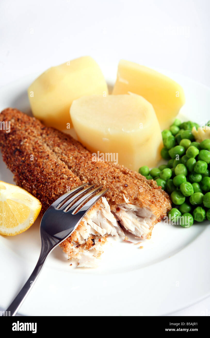 Un repas de poisson frit dans une pâte à l'avoine avec le coin cassé pour révéler le poisson Banque D'Images
