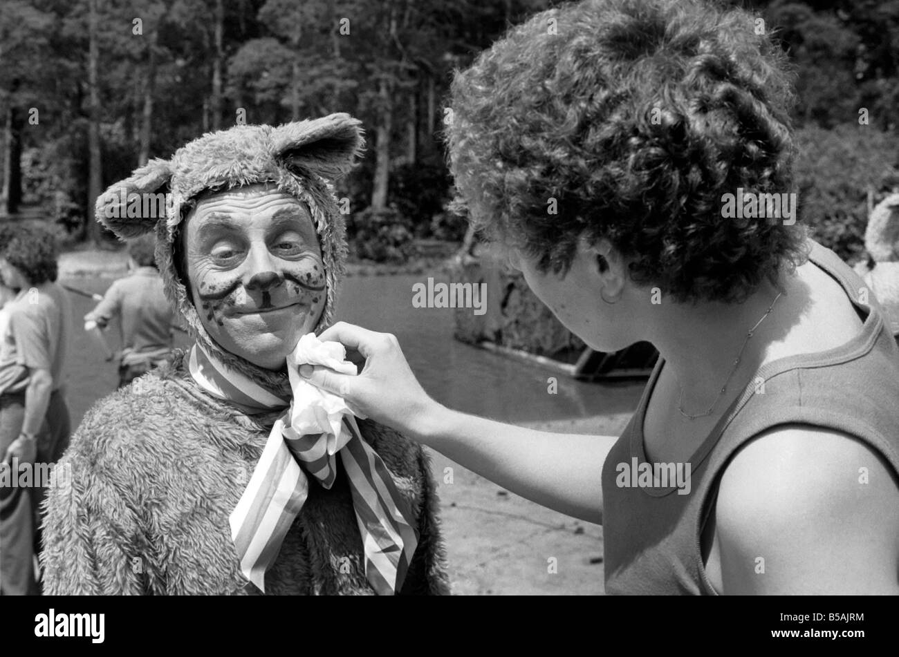 Le tournage de It Ain't Half Hot Mum, à Hawley Lake, Farnborough, dans le Hampshire est Melvyn Hayes en costume. Juin 1980 Banque D'Images