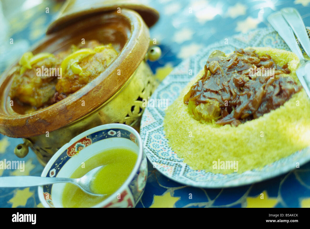 La nourriture traditionnelle de tajine de poulet et d'agneau avec couscous Marrakech Maroc Afrique du Nord Afrique Banque D'Images