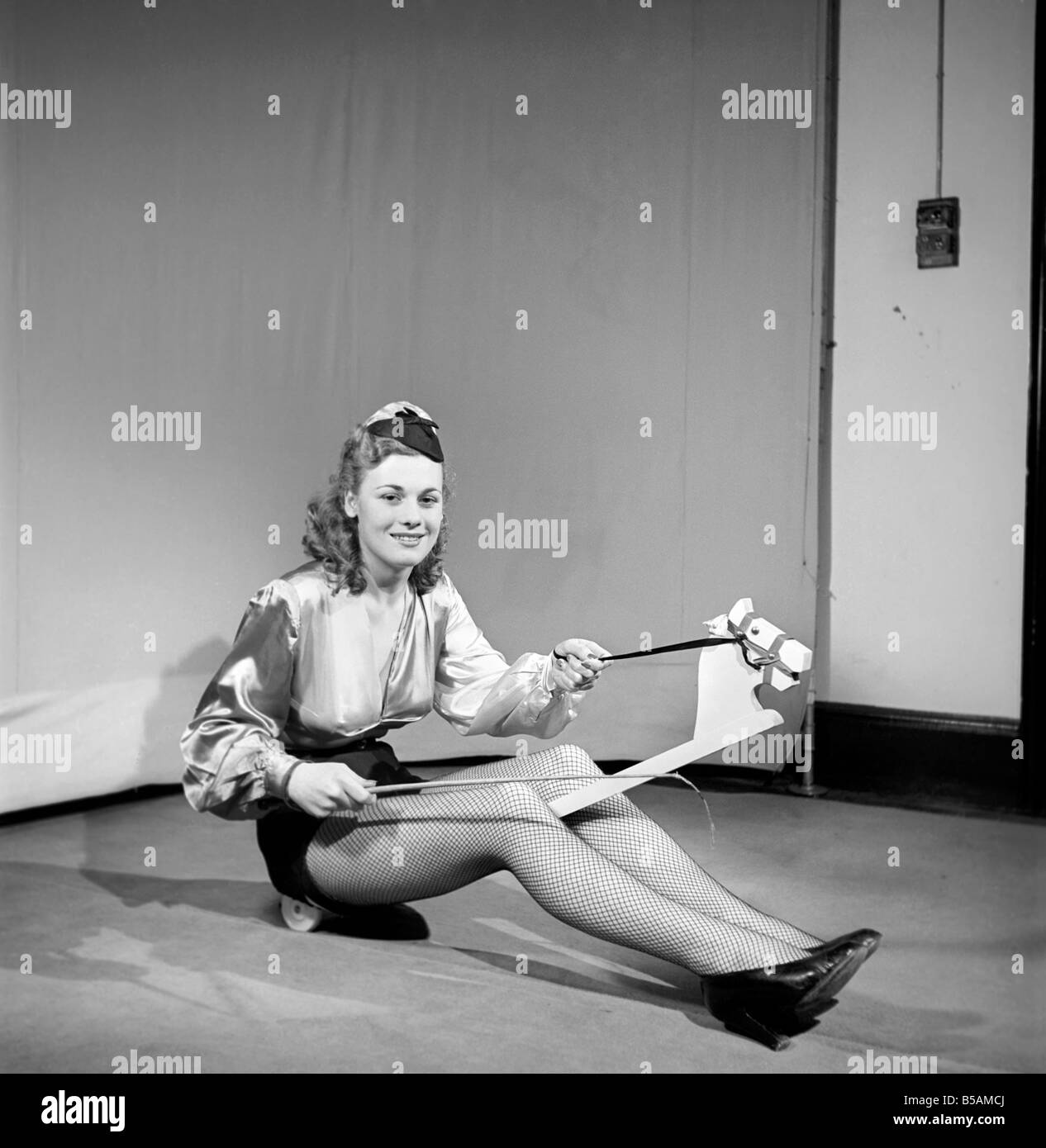 Woman wearing fancy dress costume de jockey. 1959 Banque D'Images