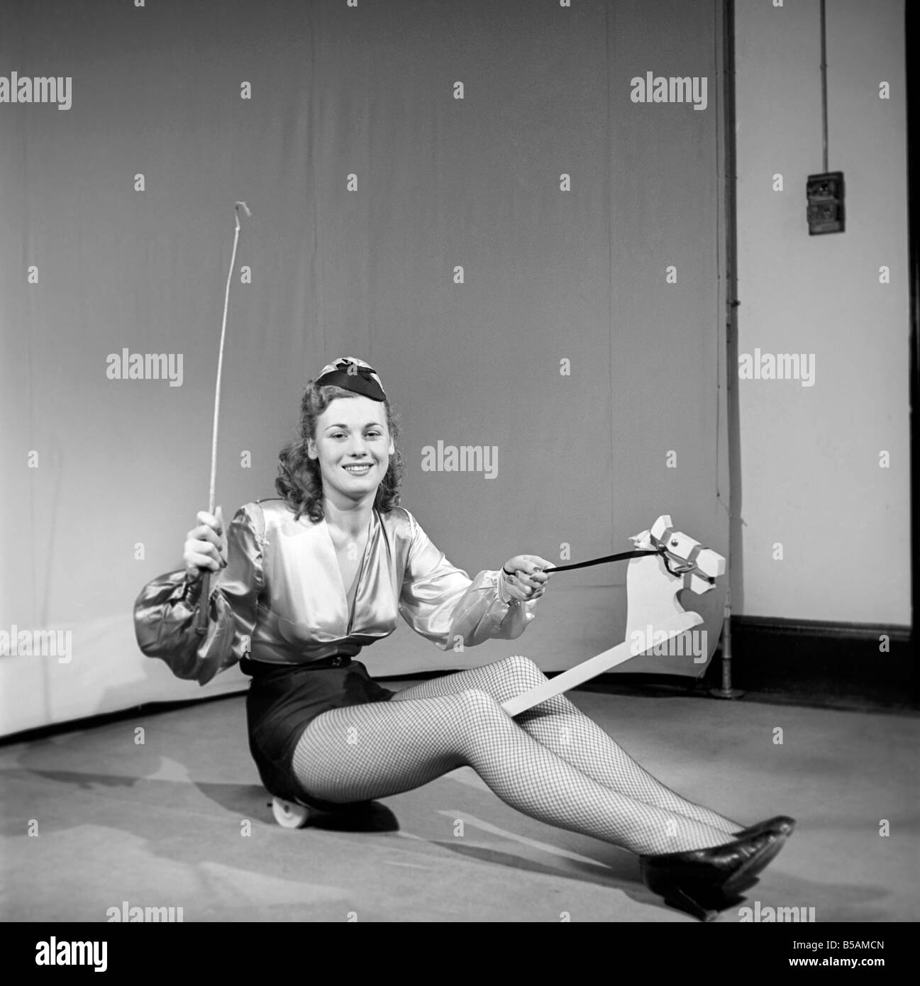 Woman wearing fancy dress costume de jockey. 1959 Banque D'Images