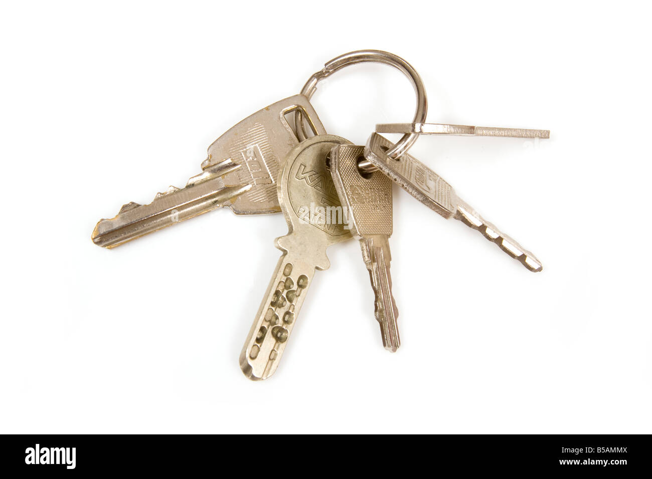 Tas de clés de maison isolé sur un fond blanc studio Banque D'Images