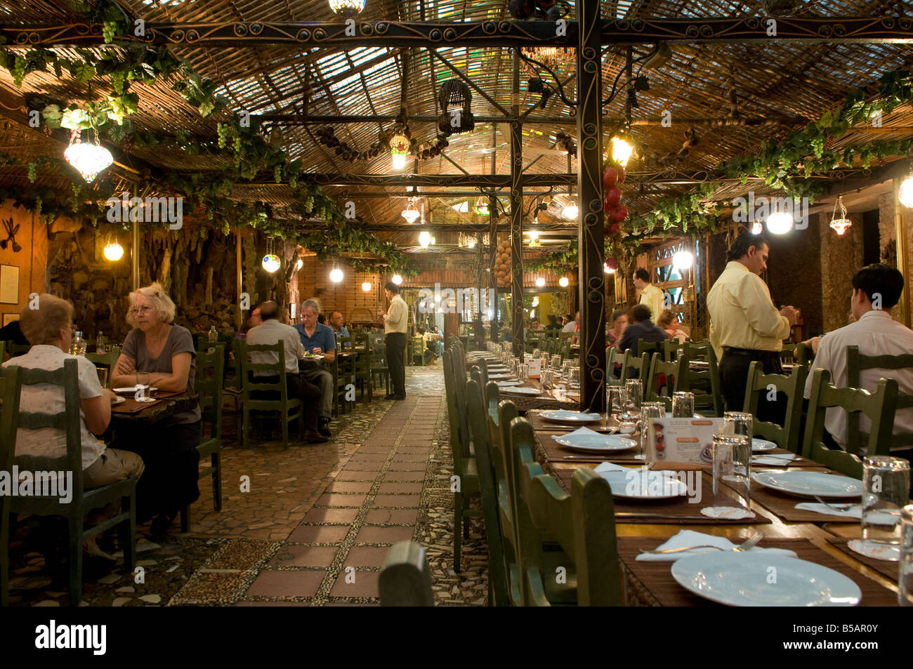 Les gens à manger des 'Locaux Felfela restaurant qui offre la nourriture égyptienne authentique depuis 1959 dans le centre du Caire Egypte Banque D'Images