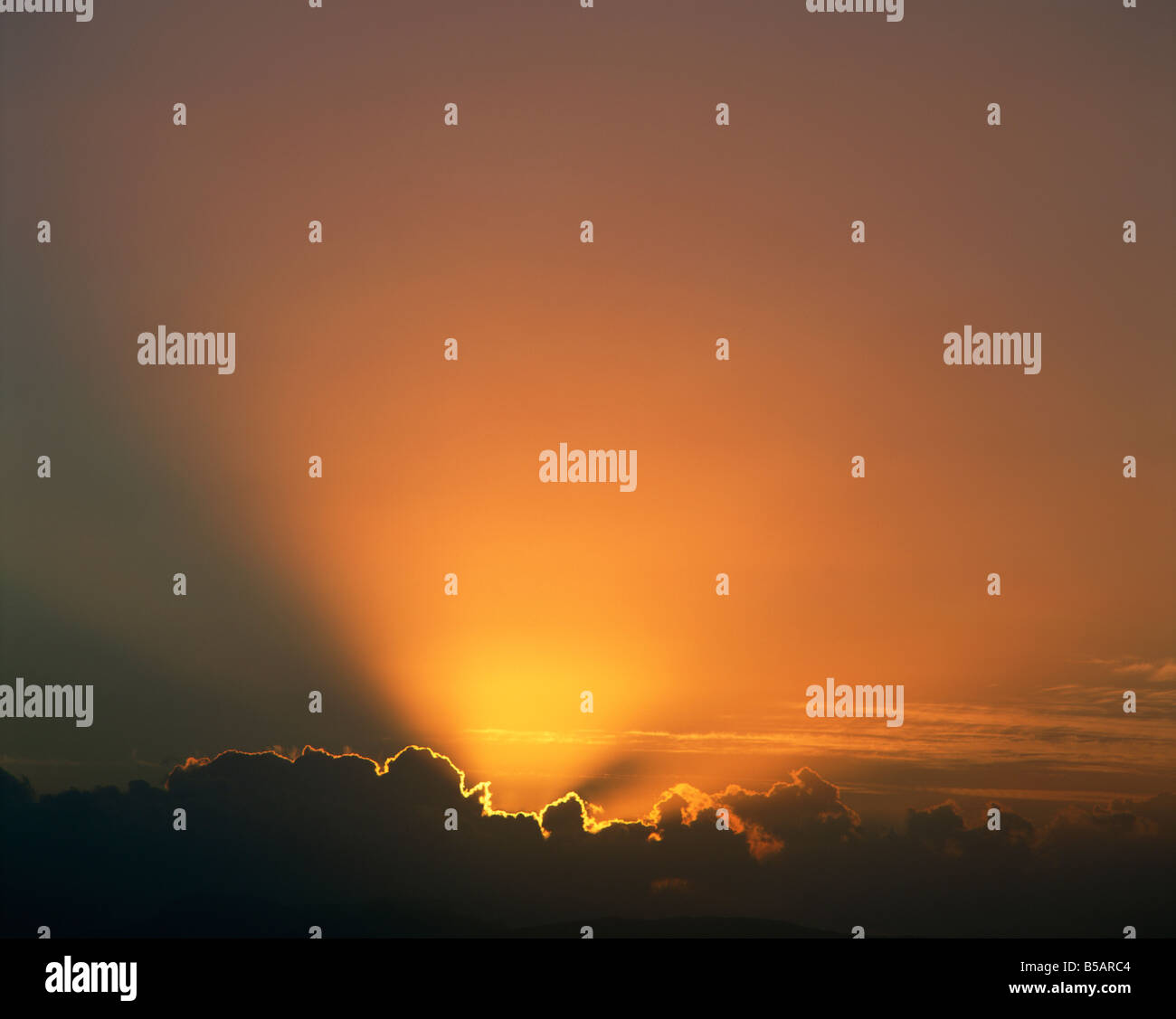 Les rayons de lumière éclatant de de sombres nuages Banque D'Images