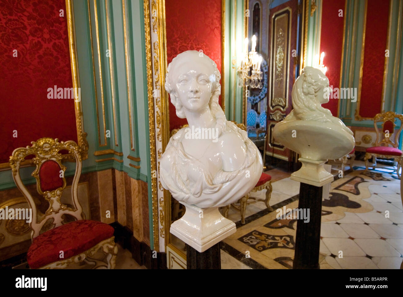 Buste à l'intérieur de la Salle Rouge à l'intérieur de la Sala Roja Palacio del Marqués de Dos Aguas, qui abrite le musée de la céramique de Valence. Espagne Banque D'Images