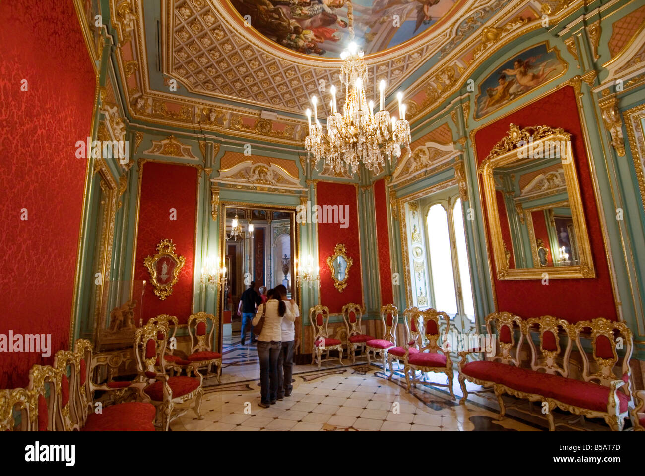 La salle rouge à l'intérieur de la Sala Roja Palacio del Marqués de Dos Aguas, qui abrite le musée de céramique. Valence. Espagne Banque D'Images