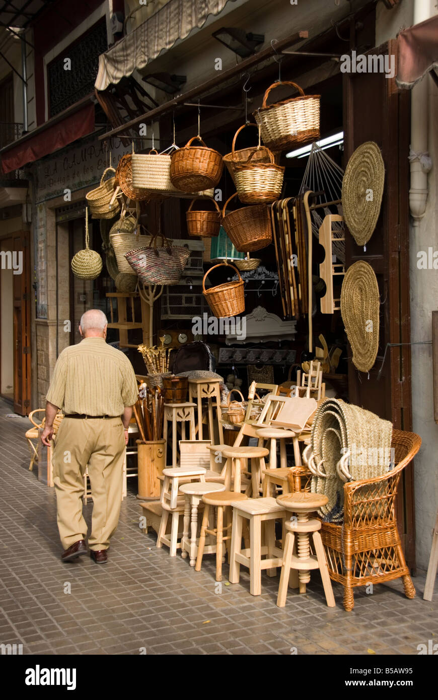 Magasin de vente d'artisanat et de meubles en bois vannerie dans le centre  ville de Valence dans la région de Valence de l'Espagne Photo Stock - Alamy